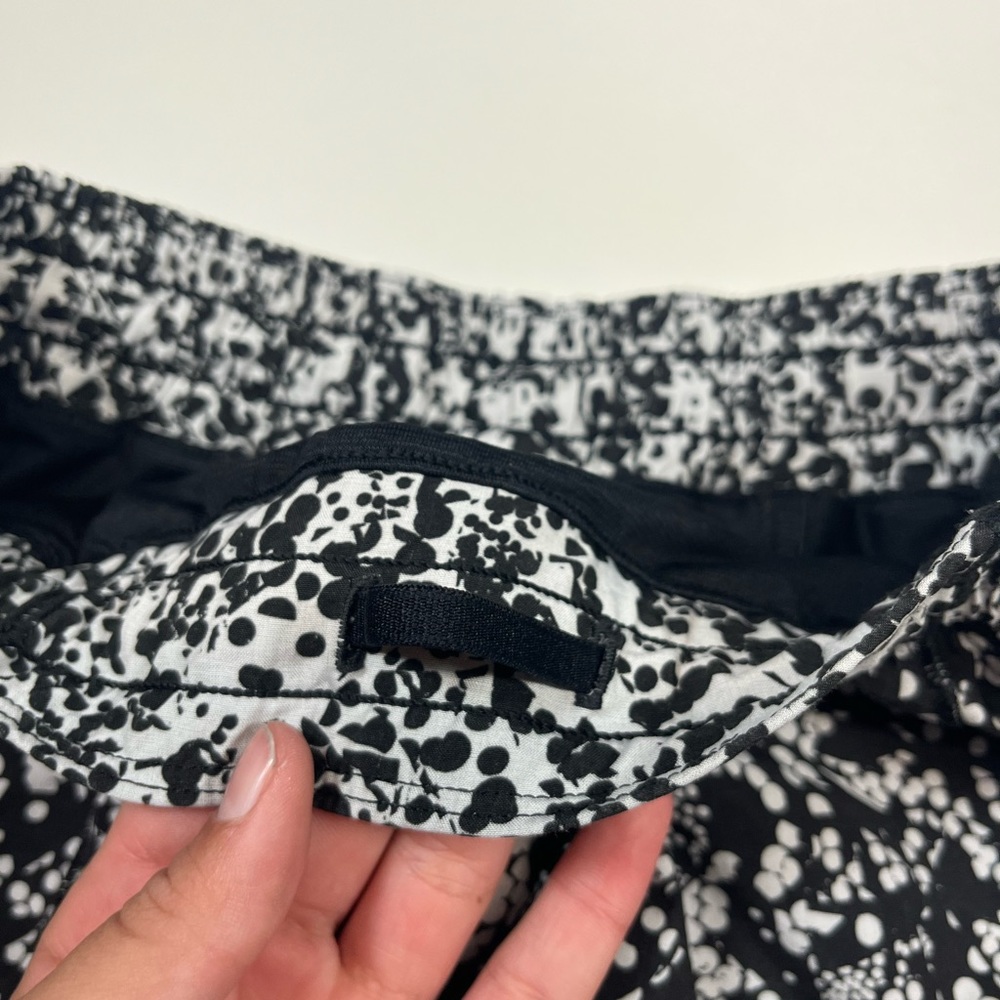 Lululemon Hotty Hot Shorts 2.5” Women’s Size 4 Chirasu Black /Alpine White - Picture 2 of 7